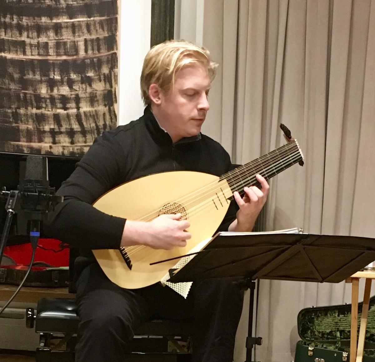 Image of Daniel Keene performing on the lute 
